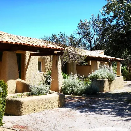 Village & De 3*
